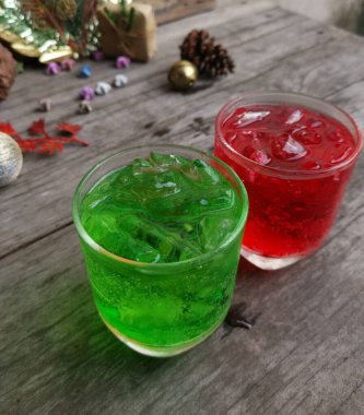 Buzlu ve süslü yeşil ve kırmızı meşrubat.