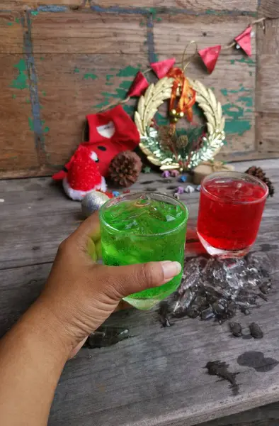 Nealkoholický Nápoj Zelené Červené Kostkami Ledu Dekorace Vánoce — Stock fotografie