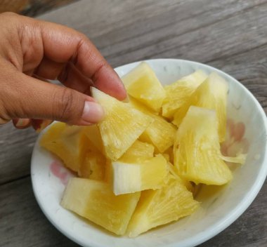 Ananas tropikal meyvesine yakın.