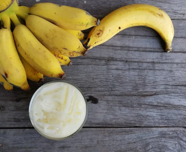 Batido Leite Banana Fundo Madeira — Fotografia de Stock