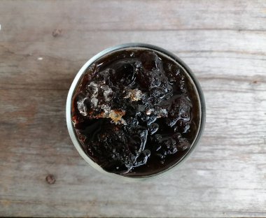 Ahşap arka planda buzlu kahve.