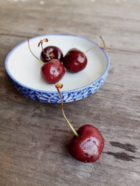 Masa tahtasında taze kırmızı kiraz meyvesi