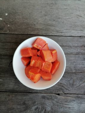 Ahşap arka planda olgun papaya