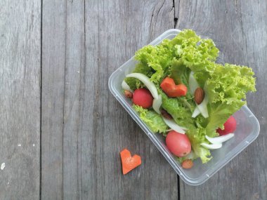 Taze sebze salatası.