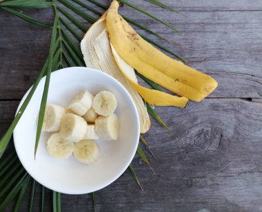 Ahşap zemin üzerinde dilimlenmiş muz