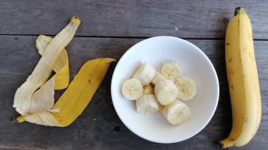 Ahşap zemin üzerinde dilimlenmiş muz