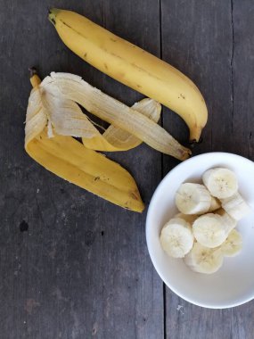 Ahşap zemin üzerinde dilimlenmiş muz