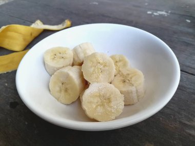 Ahşap zemin üzerinde dilimlenmiş muz