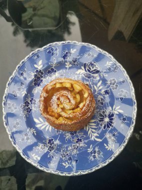 Elmalı turta pişmiş tatlı kahvaltısı