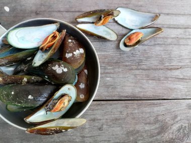 Taze çiğ midyeler, deniz ürünleri.