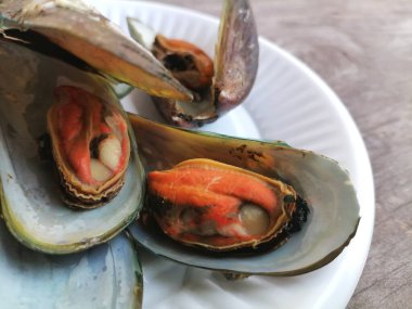 Taze çiğ midyeler, deniz ürünleri.