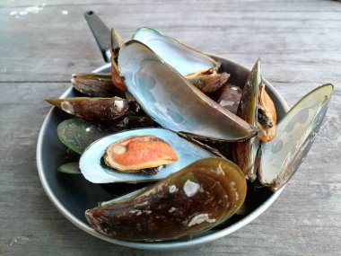 Taze çiğ midyeler, deniz ürünleri.