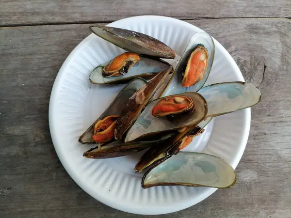 Taze çiğ midyeler, deniz ürünleri.