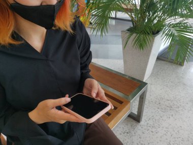 Akıllı telefon kullanan bir kadın.