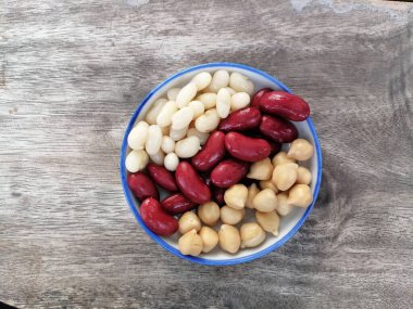 Ahşap arka planda kırmızı fasulye ve nohut.