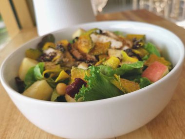 Taze sebze salatası ve tavuklu ızgara.