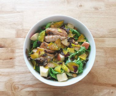 Taze sebze salatası ve tavuklu ızgara.