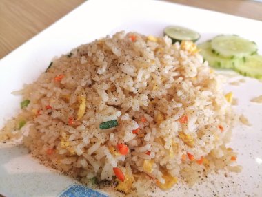 Kızarmış pirinç ve yumurta Tayland yemeği.