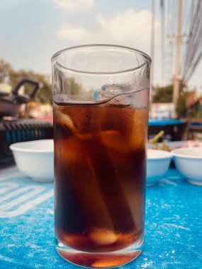 buz küpleri ile Cola İçecek