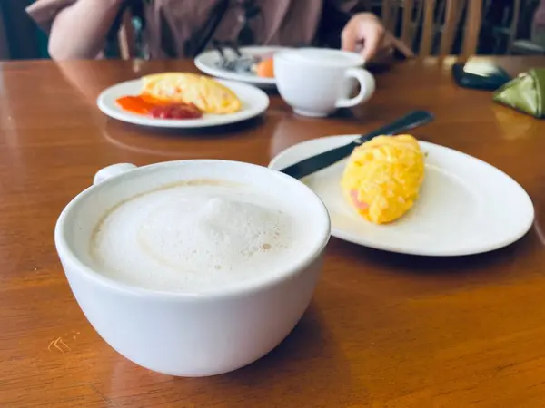 カップと朝食にミルクとホットコーヒー ロイヤリティフリーのストック画像