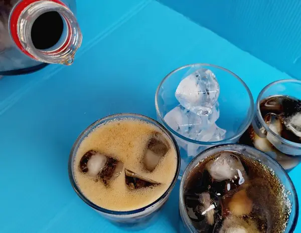 Bebida Cola Con Cubitos Hielo Sobre Fondo Azul Fotos de stock libres de derechos