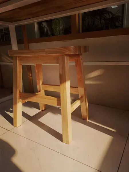 木製の椅子と影の閉鎖 ストック画像