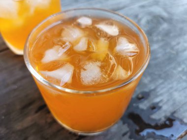 Turuncu meşrubat ve buz küpleri
