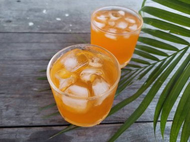 Turuncu meşrubat ve buz küpleri