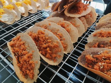 Tayland usulü çıtır krep yakın.