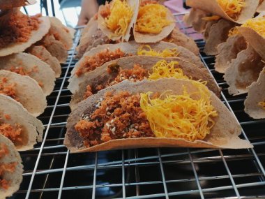 Tayland usulü çıtır krep yakın.