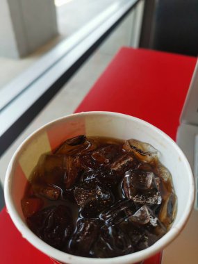 Masada buz küpleri ile Cola İçecek