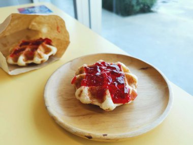 Çilek reçelli waffle kahvaltısı.
