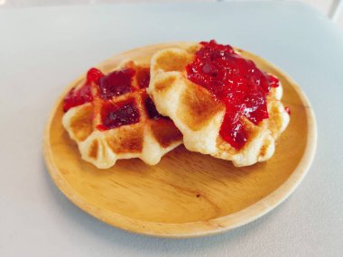 Çilek reçelli waffle kahvaltısı.