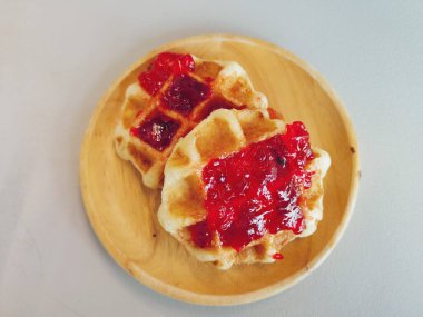 Çilek reçelli waffle kahvaltısı.