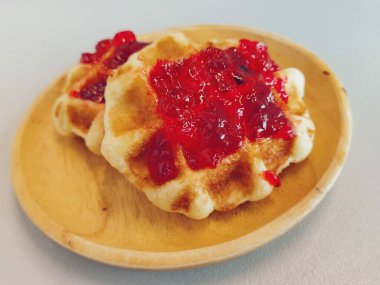 Çilek reçelli waffle kahvaltısı.