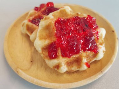 Çilek reçelli waffle kahvaltısı.