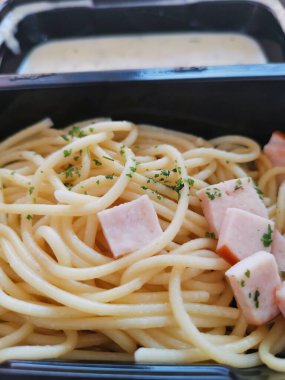 Carbonara soslu spagetti İtalyan yemeği.