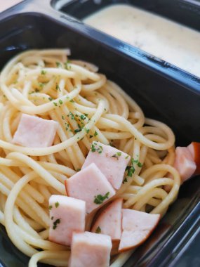 Carbonara soslu spagetti İtalyan yemeği.