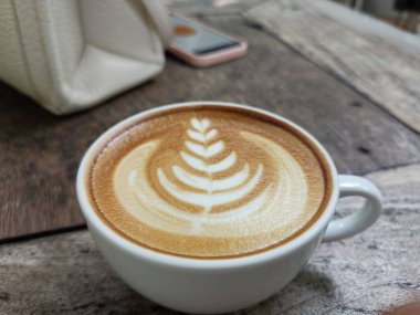 Masa başında Latte sanatı