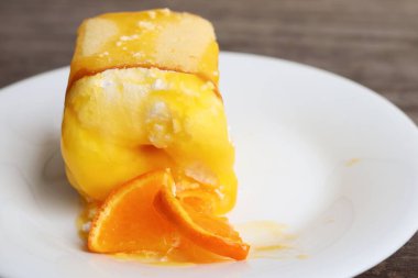 Meyveli pastayı kapat.