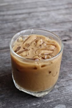 Ahşap arka planda buzlu kahve