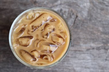 Ahşap arka planda buzlu kahve