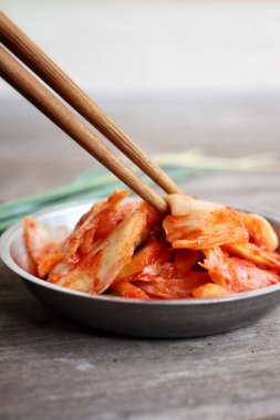 Kimchi Kore yemekleri ahşap arka planda