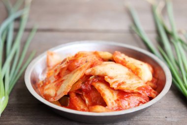 Kimchi Kore yemekleri ahşap arka planda