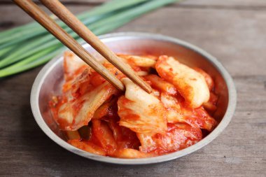 Kimchi Kore yemekleri ahşap arka planda