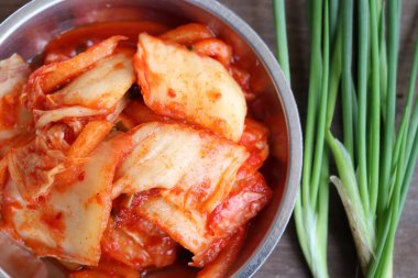 Kimchi Kore yemekleri ahşap arka planda