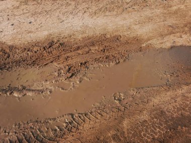 Toprak yol arkaplanı veya desen üzerindeki tekerlek izleri
