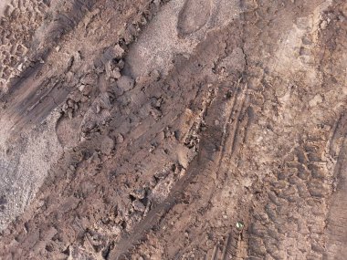 Toprak yol arkaplanı veya desen üzerindeki tekerlek izleri