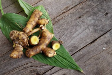 Ahşap arka plan üzerinde zerdeçal kökü