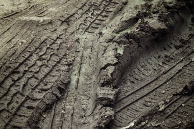 Toprak yol arkaplanı veya desen üzerindeki tekerlek izleri